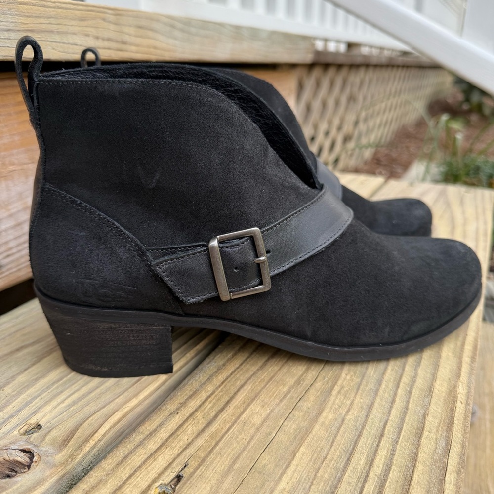 UGG Suede Ankle Booties Wright Black Belted Fur Footbed Buckle Pull On 9.5